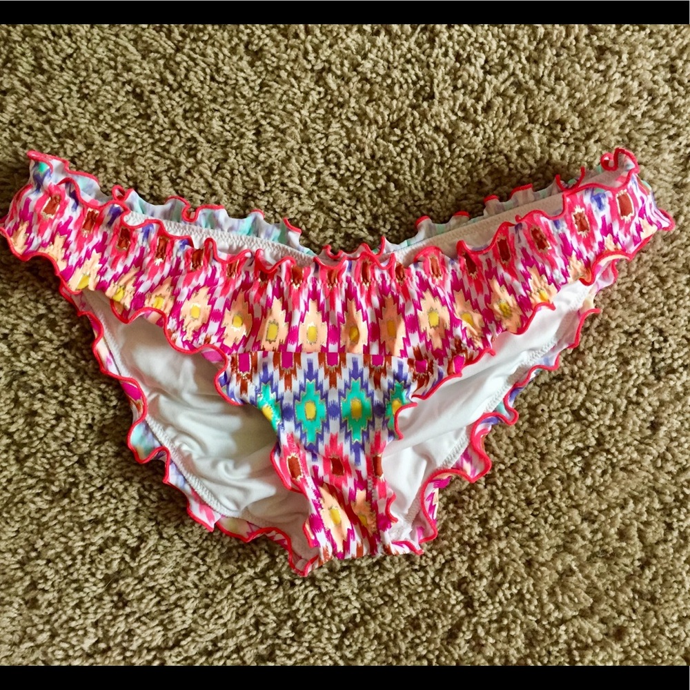 LIKE NEW! ♥️ Victoria secret’s swim bottoms! 😍🌊